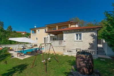 Villa mit eingezäuntem Garten und
