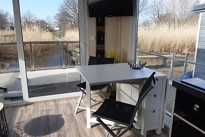 Hausboot, schwimmendes Ferienhaus