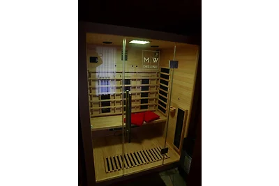 Rotes Kreativ-Ferienhaus