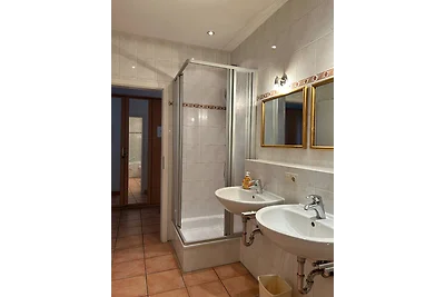 Gabi mit Pool und Sauna