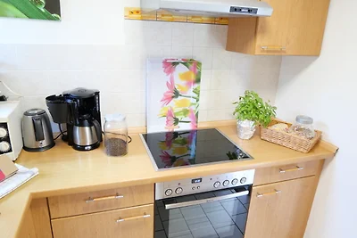 "Goldenes Haus am See mit Boot"