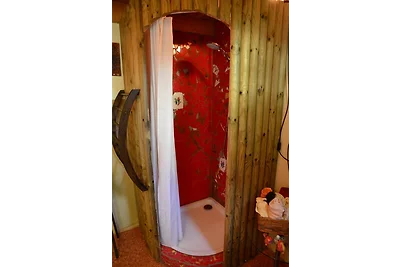 Rotes Kreativ-Ferienhaus