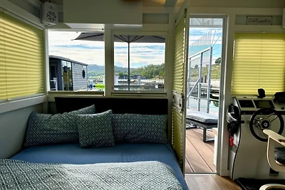 Hausboot als Festlieger im Hafen