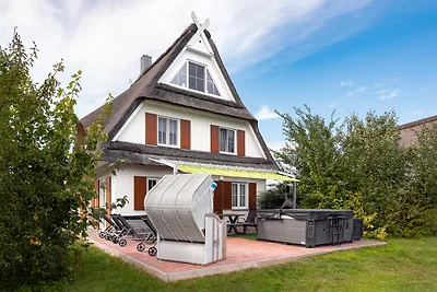 C 6 Reethaus Strandkorb mit