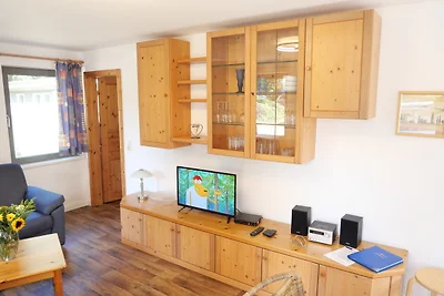 "Blaues Haus am See mit Boot"