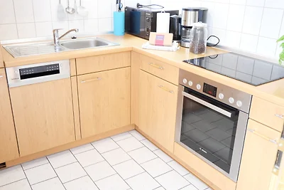 "Blaues Haus am See mit Boot"