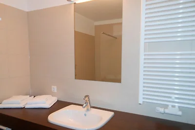 Apartment 32, Apartmenthaus