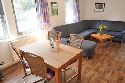 "Blaues Haus am See mit Boot"