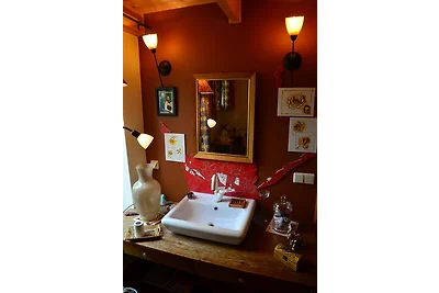 Rotes Kreativ-Ferienhaus