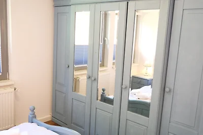 "Blaues Haus am See mit Boot"