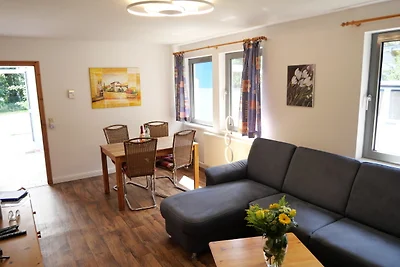 "Blaues Haus am See mit Boot"