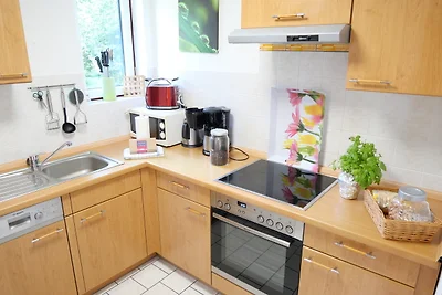 "Blaues Haus am See mit Boot"