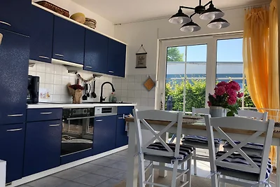 Sonniges Strandhaus am Haff mit