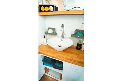 Hausboot als Festlieger im Hafen