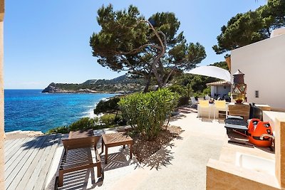 Mallorca front line villa sea