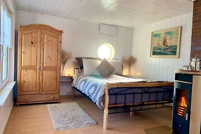 Haus am See mit Kamin in