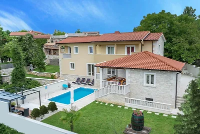 Villa mit eingezäuntem Garten und