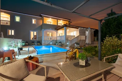 Villa mit eingezäuntem Garten und