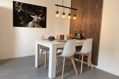 Platzhirsch bei der Purpurbuche