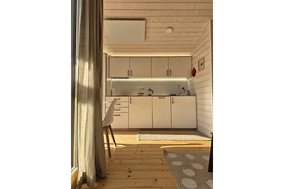 Modernes Tiny House mit Naturblick