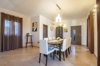 Villa mit eingezäuntem Garten und