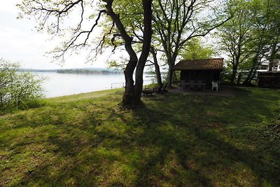 Häuschen direkt am See