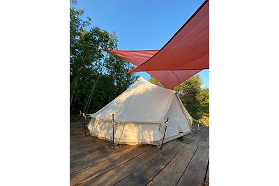 Zwei Zelte mit Pool