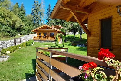 Modernes Holzferienhaus im Grünen