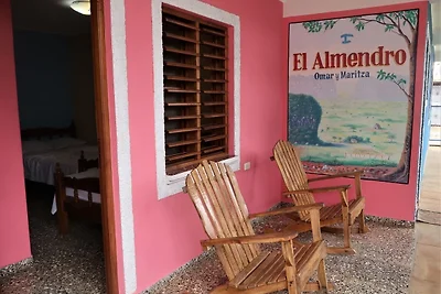 Hostal El Almendro Maritza y Omar