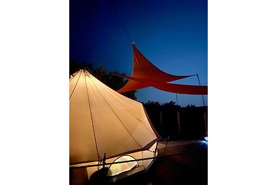 Zwei Zelte mit Pool