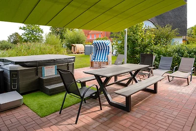 C 6 Reethaus Strandkorb mit