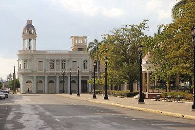 ECONÓMICO CÉNTRICO CUBANO Y CON