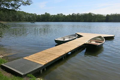 "Goldenes Haus am See mit Boot"