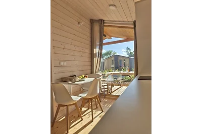 Modernes Tiny House mit Naturblick