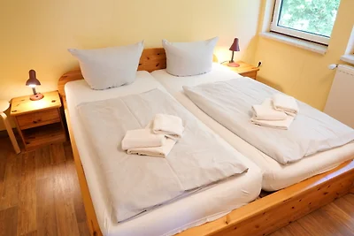 "Goldenes Haus am See mit Boot"