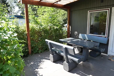 "Goldenes Haus am See mit Boot"