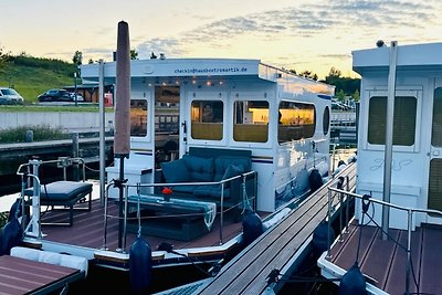 Hausboot als Festlieger im Hafen