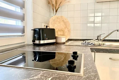 Modernes Waldhaus am Wasser I