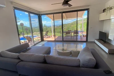 Casa Alfarobeira, villa with