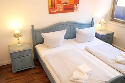 "Blaues Haus am See mit Boot"