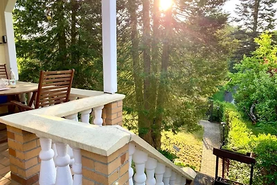 Haus am See mit Kamin in