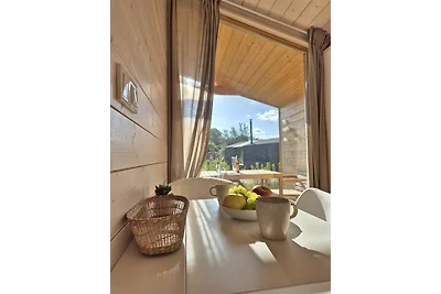 Modernes Tiny House mit Naturblick