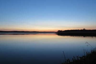 "Blaues Haus am See mit Boot"