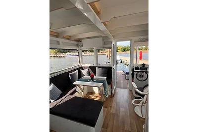 Hausboot als Festlieger im Hafen