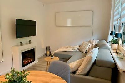 Modernes Waldhaus am Wasser I