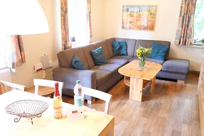 "Goldenes Haus am See mit Boot"