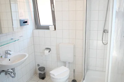 "Blaues Haus am See mit Boot"