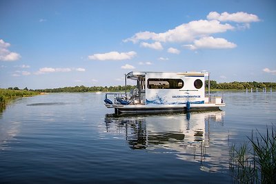 Hausboot als Festlieger im Hafen