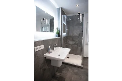 Q-Stall Apartments, Apartment Q4