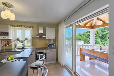 Villa mit eingezäuntem Garten und